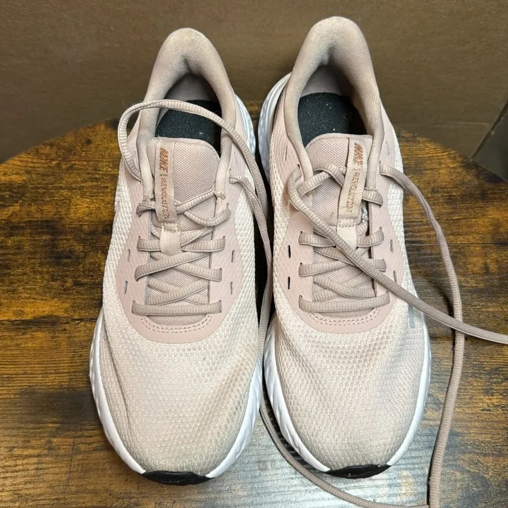 Nike Revolution 5 Barely Rose Running Sneakers BQ3207-600 Women's Size US‎ 8